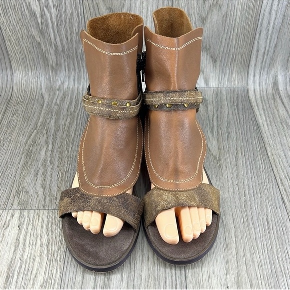 Stylish Brown Leather Sandals with Ankle Strap - Picture 2 of 10